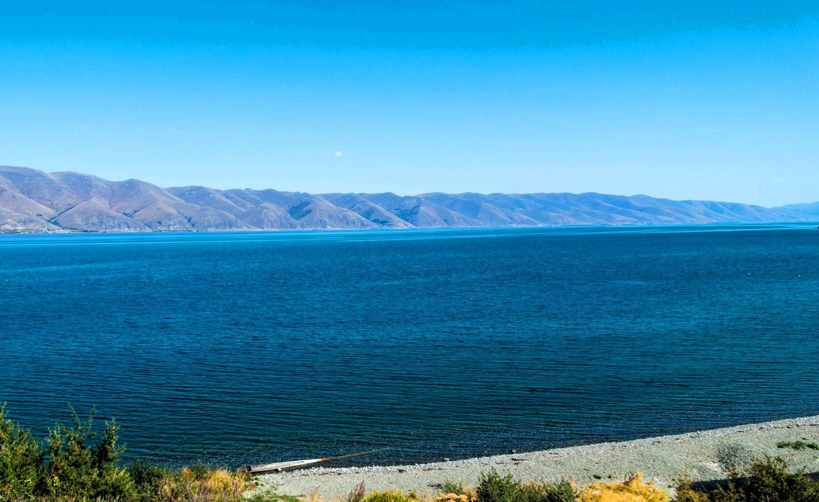 Температура озера севан. Озеро Севан. Высокогорное озеро Севан. Севан водохранилище. Озеро Севан Армения сапборды.